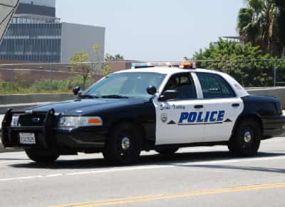 שוד אלים באור יום בלוס אנג'לס: קורבן הופל לקרקע ונשדד מחוץ לבנק בסימי ואלי