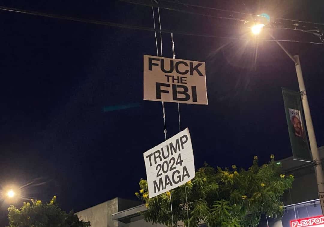 אמן הרחוב 'סאבו' תלה ברחבי לוס אנג'לס שלטי "F*ck the FBI" ו-"Trump 2024 MAGA"