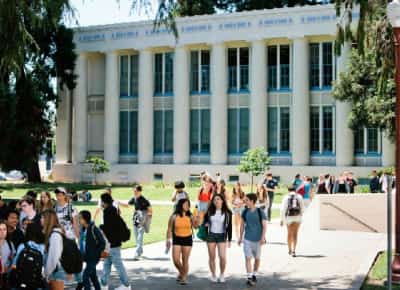 בריחת המוחות מקליפורניה: שיעור הסטודנטים הבוחרים ללמוד מחוץ למדינה כמעט הוכפל