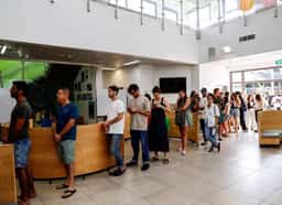 ישראל בוחרת: הצבעה בקצב שיא, דרמות בקלפיות והקרב על היום שאחרי