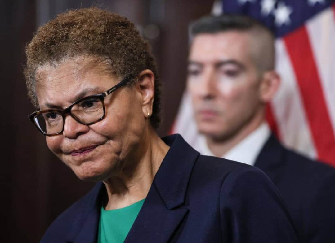 קארן באס נאבקת על כהונה שנייה: ראשת עיריית לוס אנג'לס פותחת קמפיין תחת מתקפה – ומציבה את טראמפ כיריב המרכזי