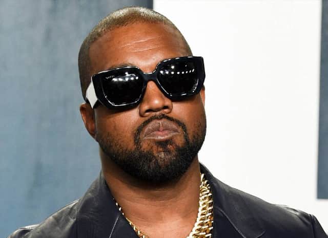 בריטניה סגרה את שעריה בפני יה: הראפר שהפך לסמל של שנאת יהודים — נחסם, הפסטיבל בוטל, וספונסרים ברחו