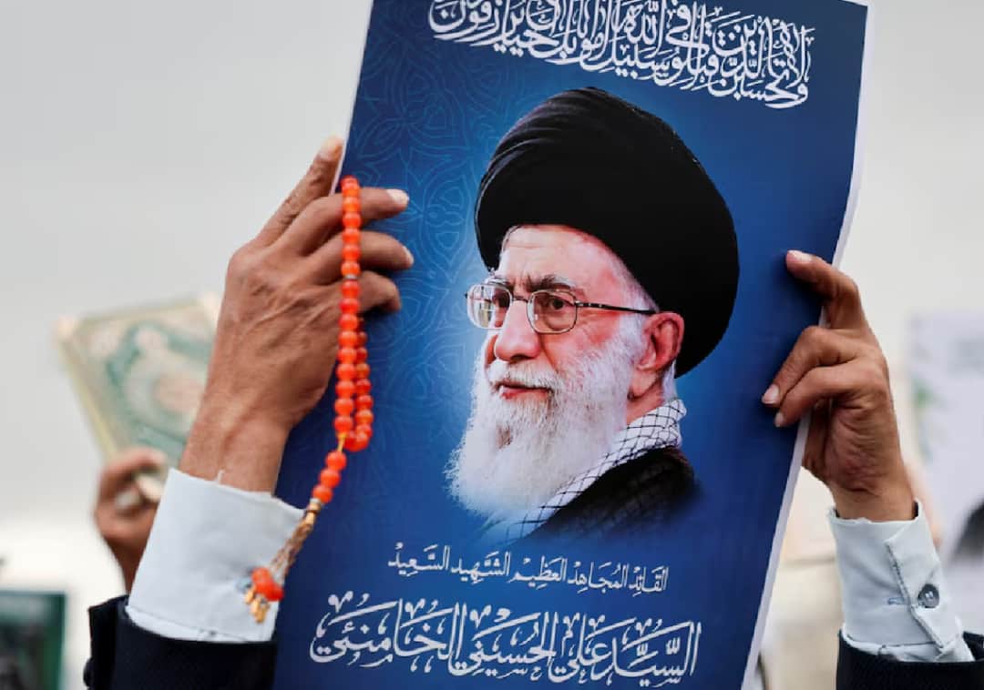 סערה בשוק התחזיות: אתר אמריקאי נתבע במיליוני דולרים כי סירב לשלם על הימורים סביב חיסולו של חמינאי