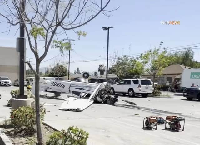 לוס אנג'לס: מטוס קטן התרסק בחניון בסן פרננדו וואלי — עוברי אורח הצילו את הטייס מתוך שברי כלי הטיס