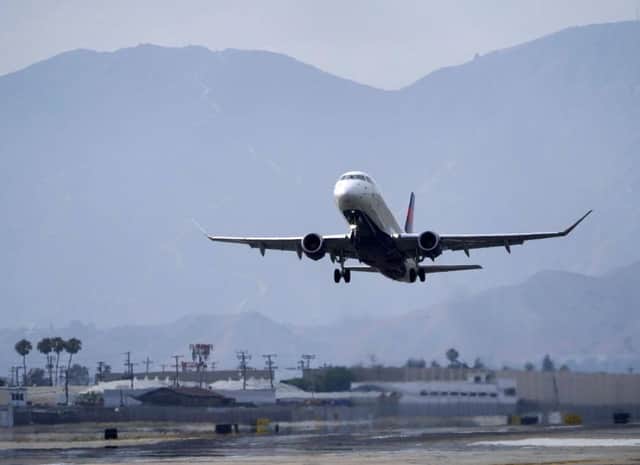 בלבול ופחד בשמיים: גלגלי המטוס כבר נגעו באספלט בנחיתה בדרום קליפורניה - ואז המריא שוב