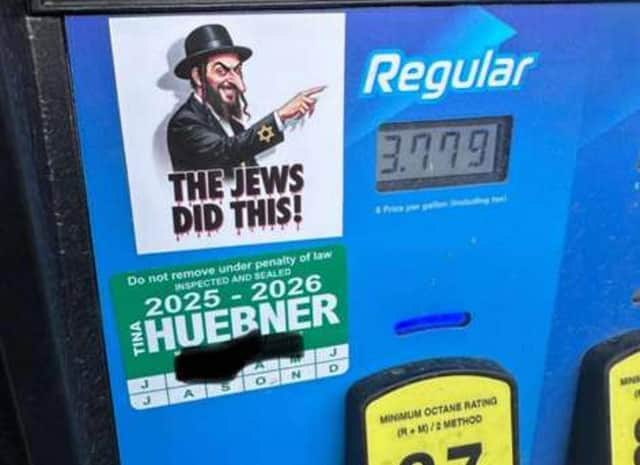 היהודים גרמו לזה: מדבקה אנטישמית על משאבת דלק באוהיו מאשימה את היהודים בעליית מחירי הדלק