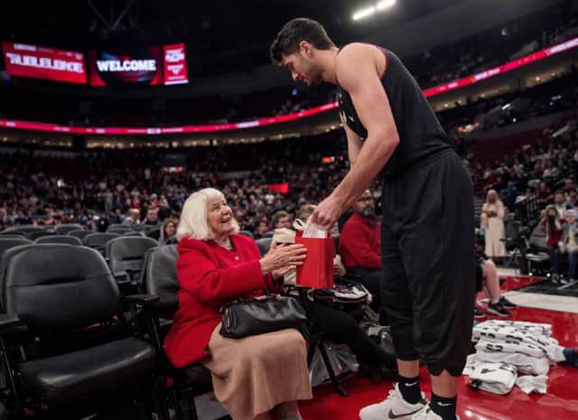 דני אבדיה הפסיק הכול, ניגש אל האוהדת בת ה-99 והגיש לה מתנה: הרגע שהמיס את לב אמריקה