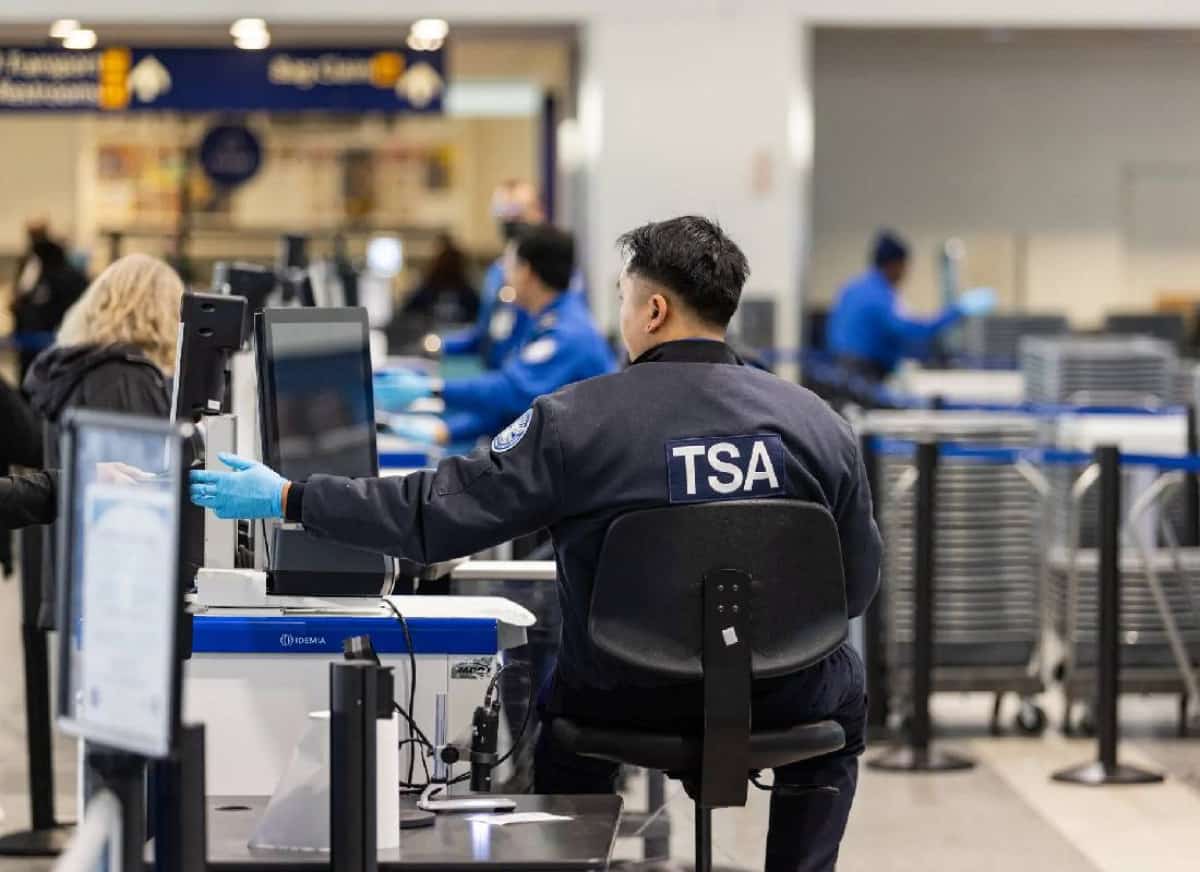 ממשל טראמפ הפך את שדות התעופה למלכודת: רשימות נוסעים הועברו לרשות ההגירה לצורך גירוש מהגרים